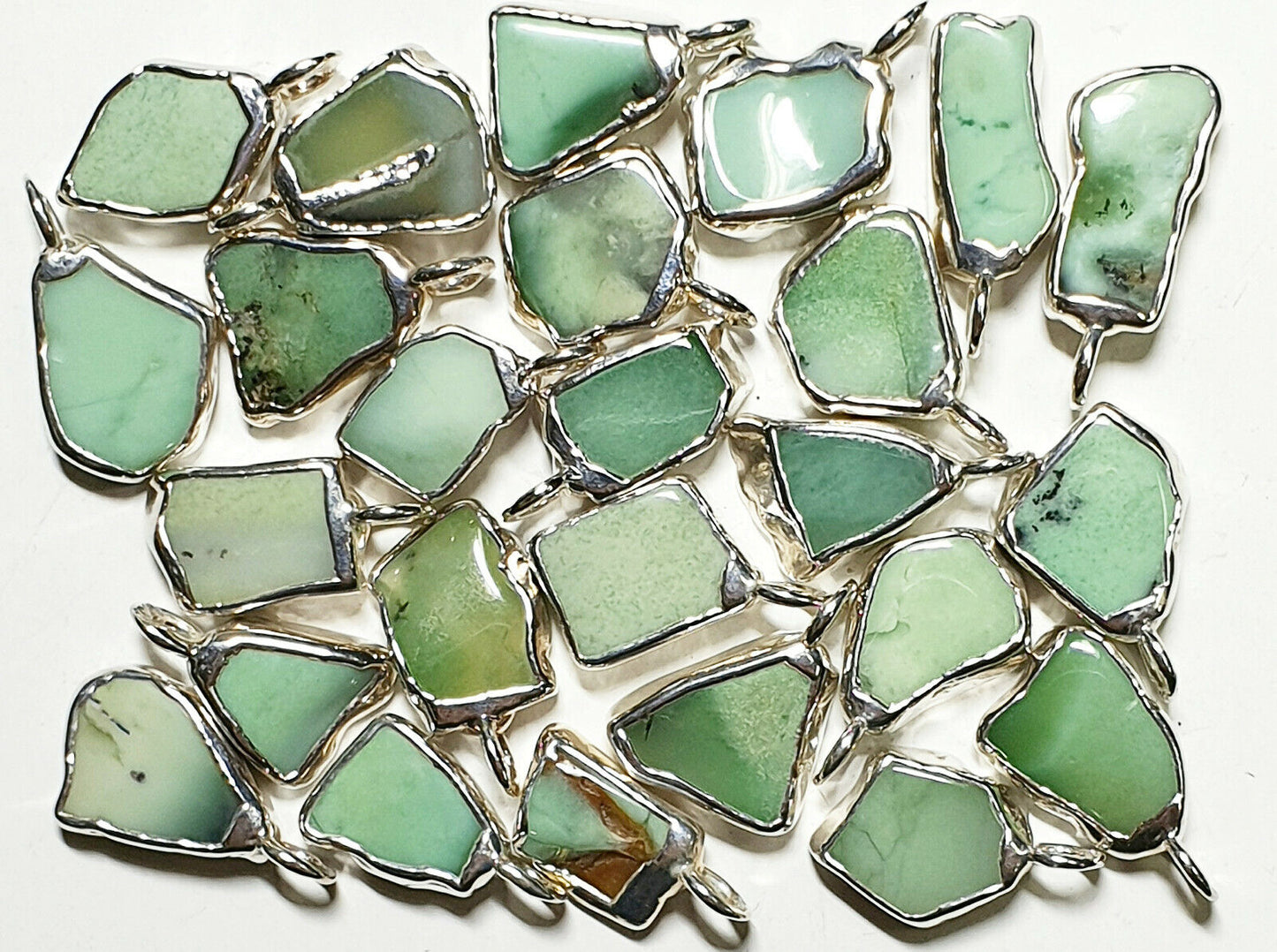 52070.4 - 25 Natural Australian Chrysoprase Gemstones Silver Pendants or Charm