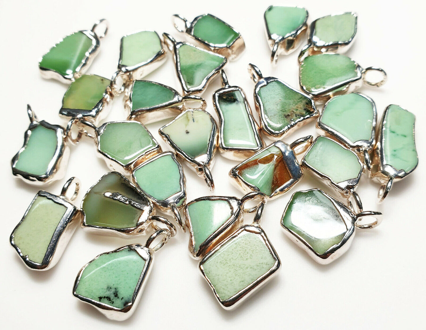52070.4 - 25 Natural Australian Chrysoprase Gemstones Silver Pendants or Charm