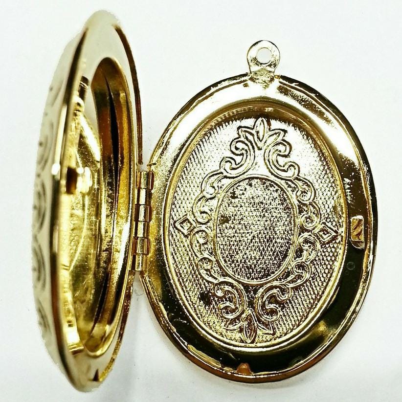 52071.0 - Large size Gold Plated Locket or Pill Box as Pendant or Keyring For photos or engraving External; 46x32x9 mm Internal; 32x23x7 mm