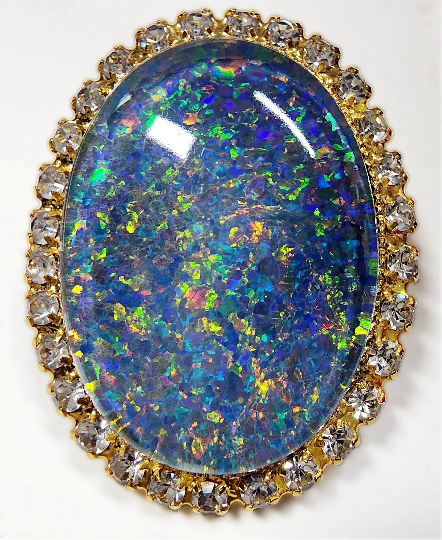 53662.0 - Gullfarget brosje sett med Swarovski-rhinestones som omgir en stor høykvalitets 25 x 18 mm ovalskåret australsk opaltriplett