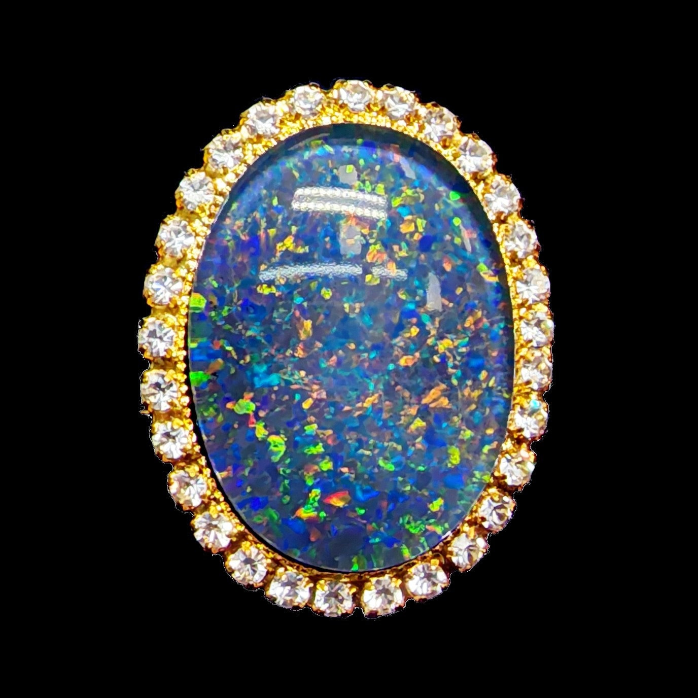 53662.0 - Gullfarget brosje sett med Swarovski-rhinestones som omgir en stor høykvalitets 25 x 18 mm ovalskåret australsk opaltriplett