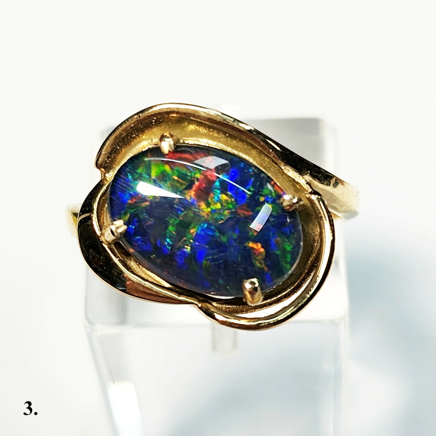 04749.0 - 14 Kt Yellow Gold Ring Set with a 13 x 8 mm (0.51x0.32 inch) Australian Opal Triplet Total weight is approximately 3.8 gr (19 cts)