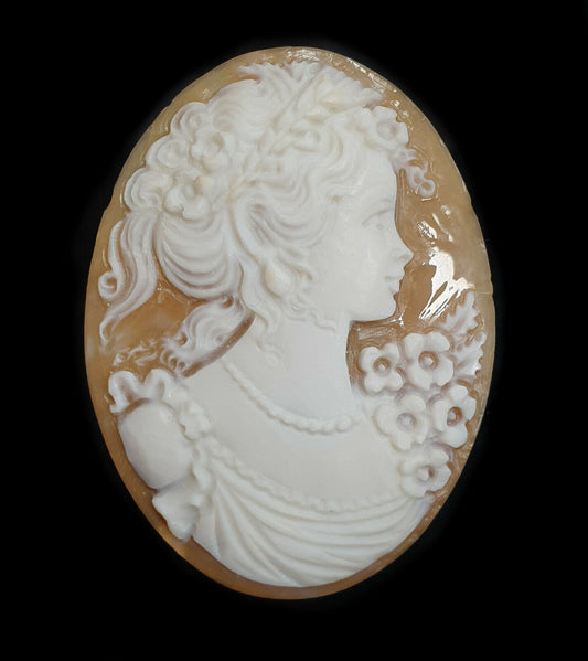 52265 - 1 Shell Cameo 40x30 mm Oval Depicting Young Lady with Pearl Necklace