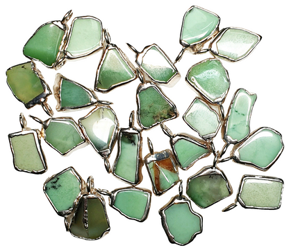 52070.4 - 25 naturlige australske krysopras edelstener sølv anheng eller sjarm