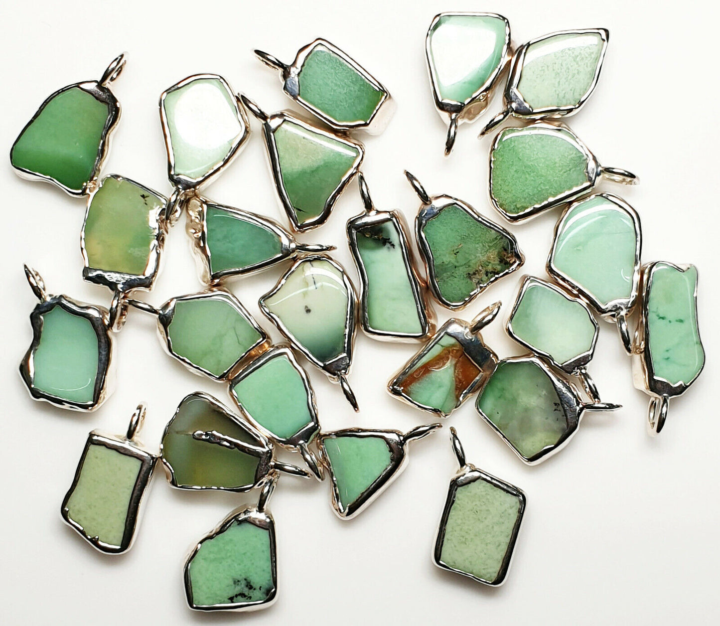 52070.4 - 25 Natural Australian Chrysoprase Gemstones Silver Pendants or Charm