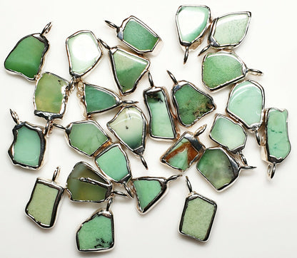 52070.4 - 25 naturlige australske krysopras edelstener sølv anheng eller sjarm