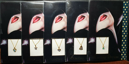 00359.2 - 100 gullbelagte opalanheng + kjede pakket i gavekort av høy kvalitet