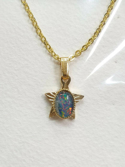 00359.2 - 100 gullbelagte opalanheng + kjede pakket i gavekort av høy kvalitet