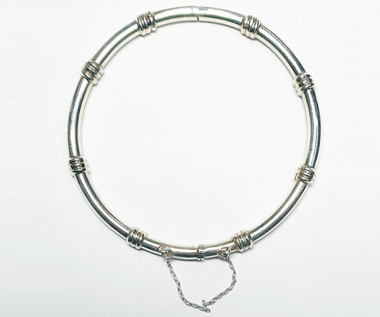 11912.0 - Sterling sølv 4,4 mm rundt rør hengslet armring med sikkerhetskjede 65 mm innvendig diameter når lukket Ca. 15 gram