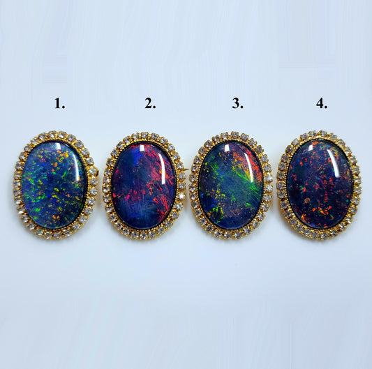 53662.0 - Gullfarget brosje sett med Swarovski-rhinestones som omgir en stor høykvalitets 25 x 18 mm ovalskåret australsk opaltriplett