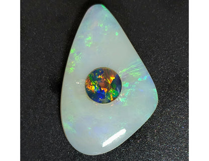 01002.5 - Unique Australian Blue Green Patterned Solid White Opal with 8 mm Round Doublet Inlay, 33.6 x 21.7 x 5.4 mm Weighting 18.96 Carat