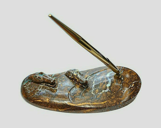 04938.0 - Boulder Opal Carving Ett pennebord med to krokodiller på elvebredden Opal går gjennom hele stykket