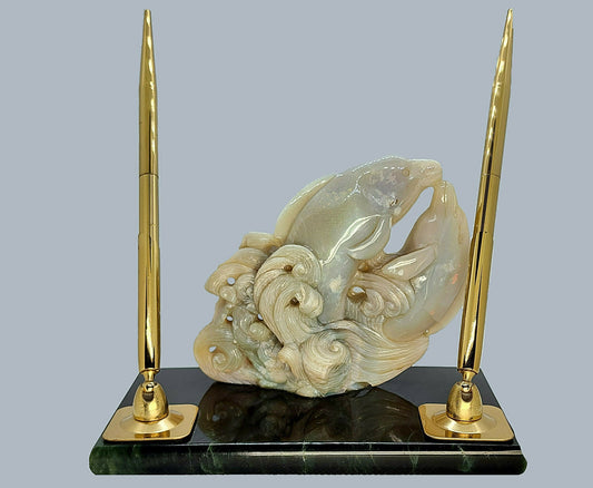 11680.0 - Naturlig australsk hvit opal utskjæring av to delfiner på grønn steinplate med to gullbelagte penner Pennesett for Executive Office Desk
