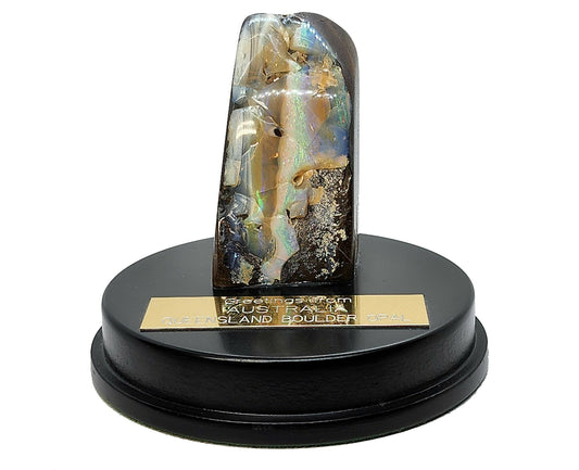 11690.1 - Boulder Opal "Monolith" Montert på rund svart trefot med gullbelagt gravert plakett og frakt/presentasjonsbokser til salgs