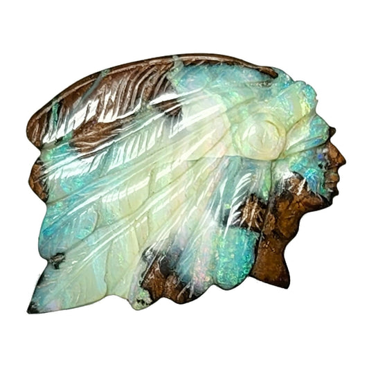 52135.2 - Head of Amerindian Wearing Ceremonial Head Gear hugget i Boulder Opal Flott for bola-sklie, Bola-skli, opal slipsstang, opal brosje
