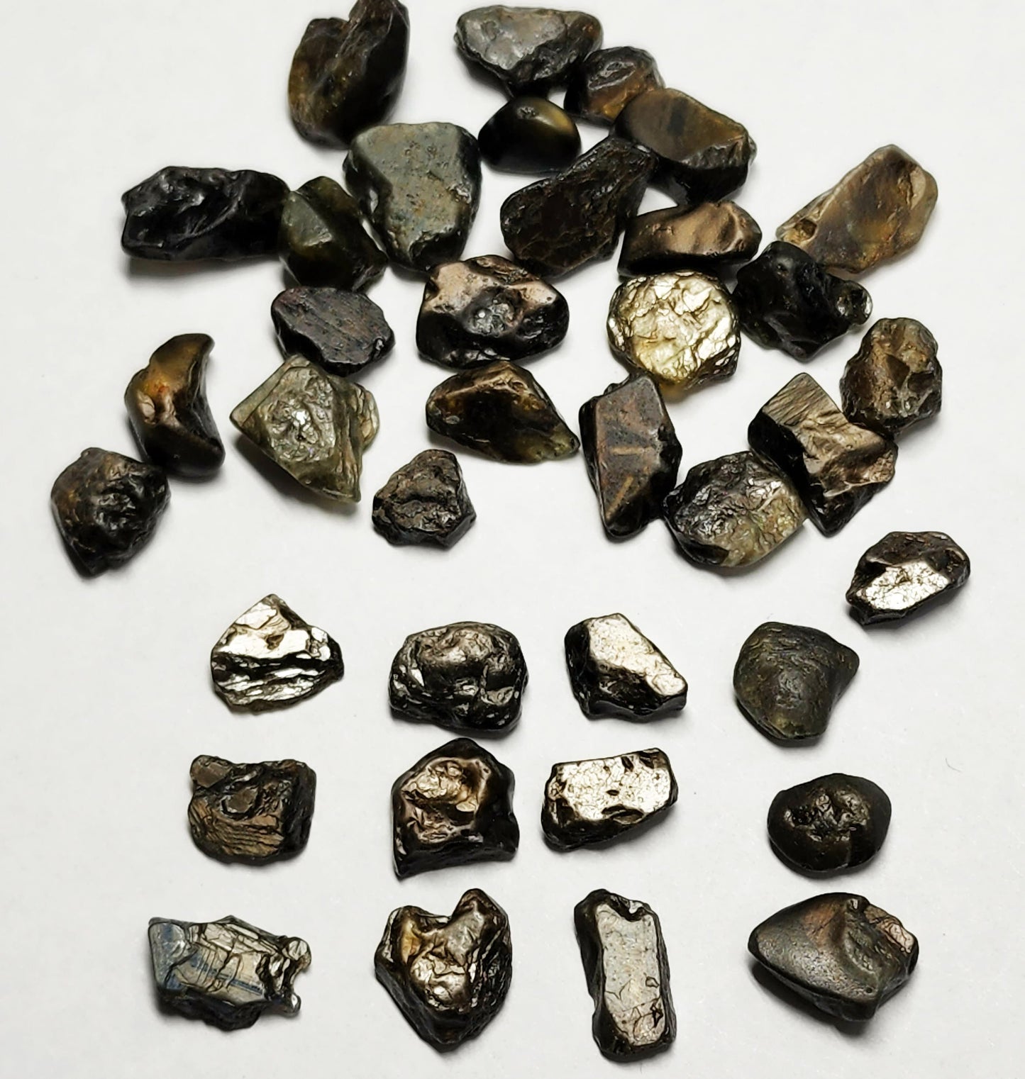 52283.0 - 37 Pieces 100 Carats Australian Rough (Star) Sapphires with Craggy or Smooth Shiny Reflecting Faces Ideal for Setting into Rings