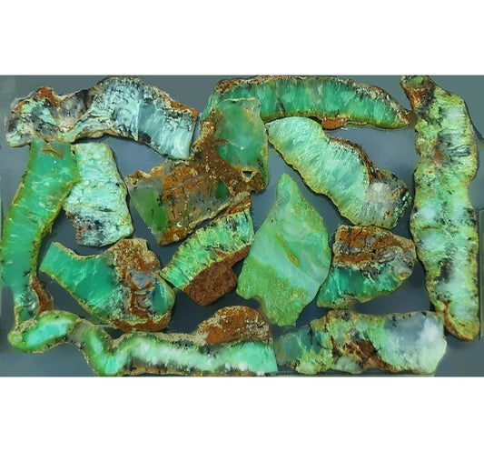 54087.0 - Australsk Chrysoprase i skiver 3 til 5 mm tykk, fra 20 til 100 mm lang, Klar til å formes, 4 til 20 gram hver, lett tumlet
