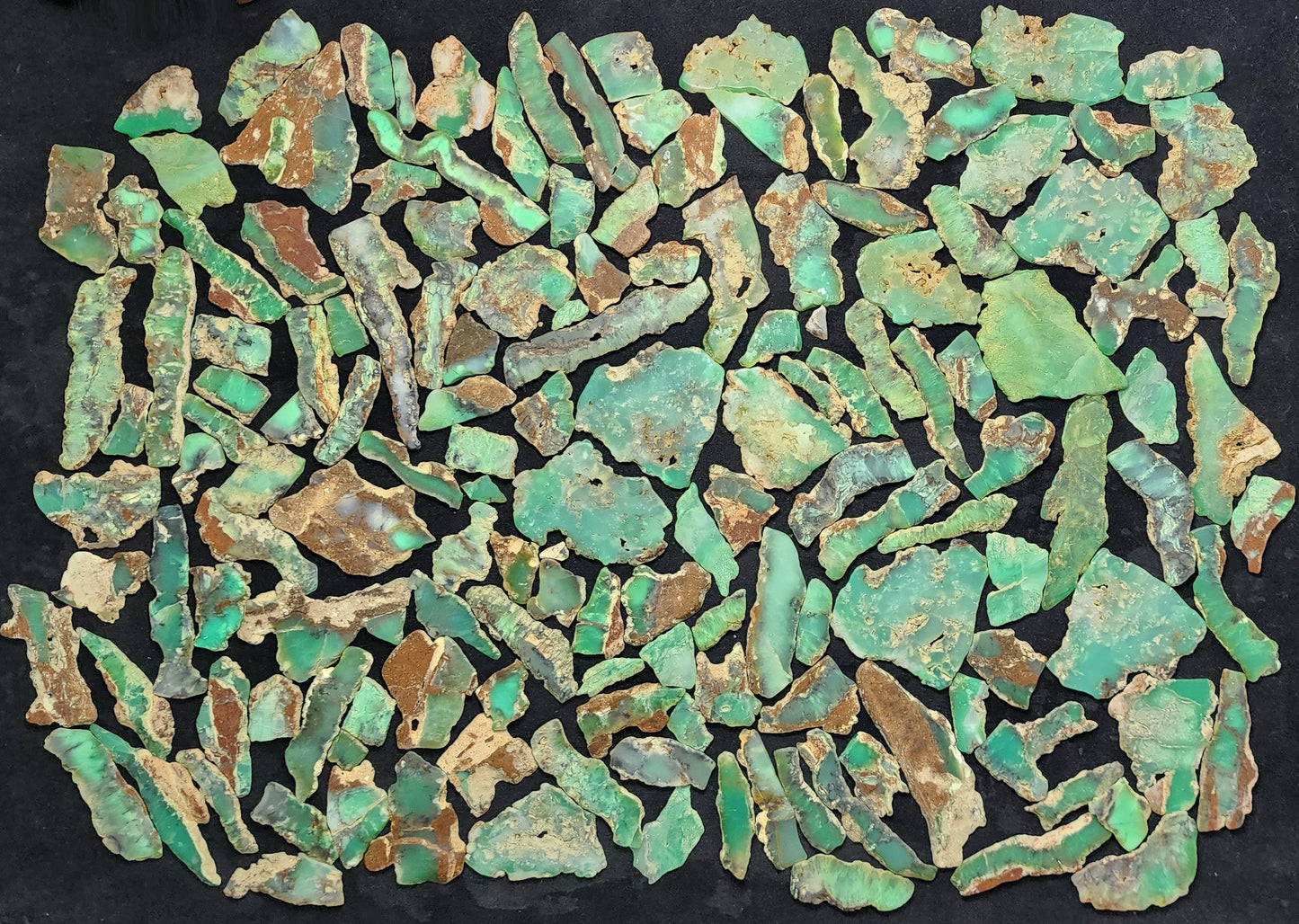 54087.0 - Australsk Chrysoprase i skiver 3 til 5 mm tykk, fra 20 til 100 mm lang, Klar til å formes, 4 til 20 gram hver, lett tumlet