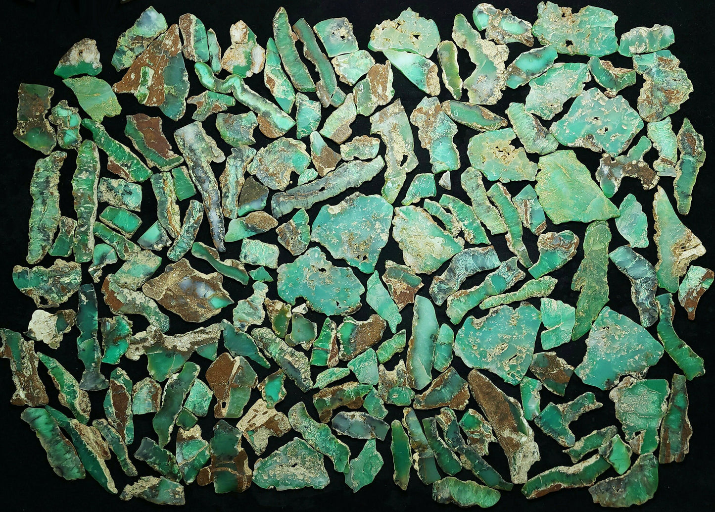 54087.0 - Australsk Chrysoprase i skiver 3 til 5 mm tykk, fra 20 til 100 mm lang, Klar til å formes, 4 til 20 gram hver, lett tumlet