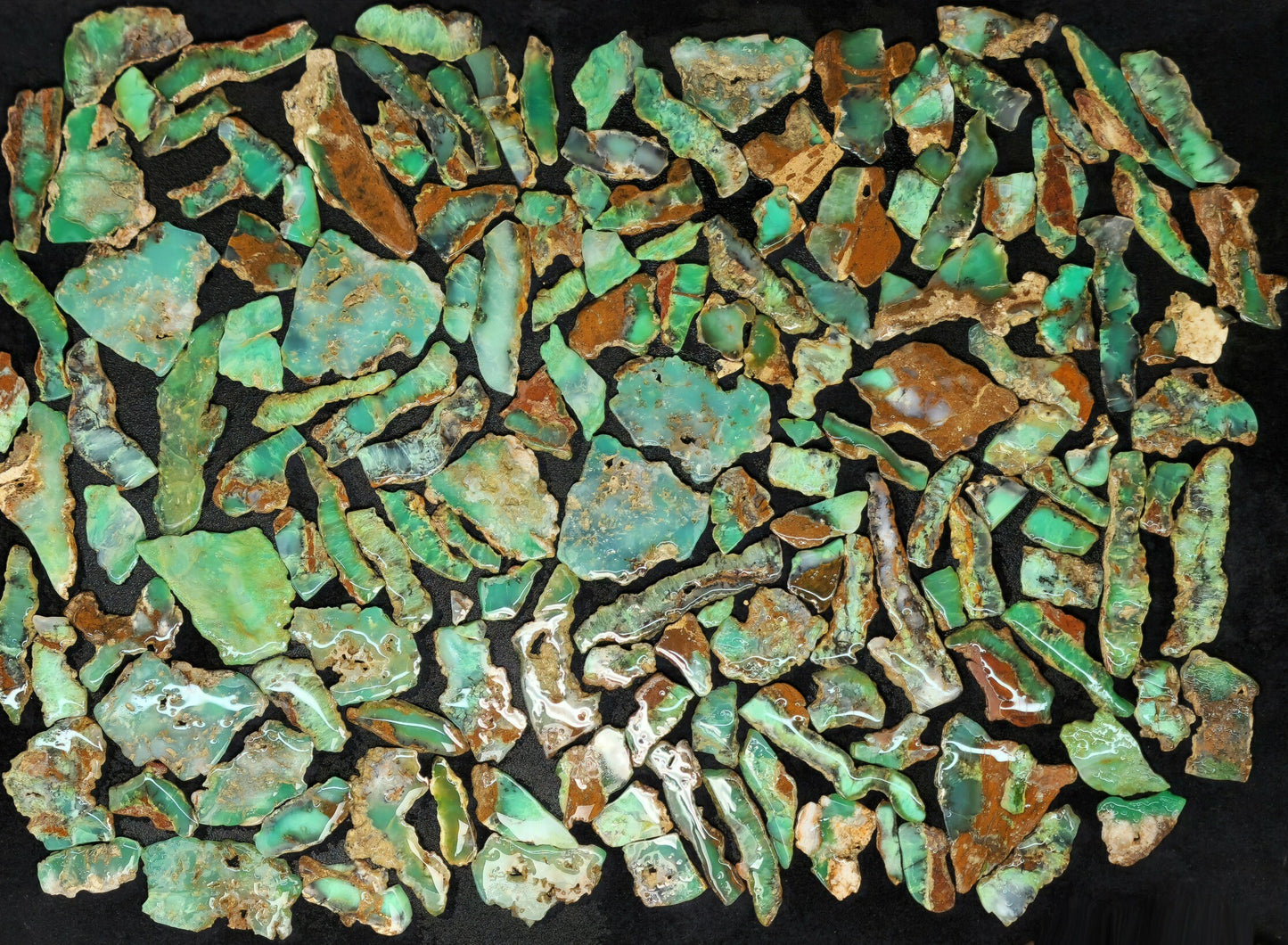 54087.0 - Australsk Chrysoprase i skiver 3 til 5 mm tykk, fra 20 til 100 mm lang, Klar til å formes, 4 til 20 gram hver, lett tumlet