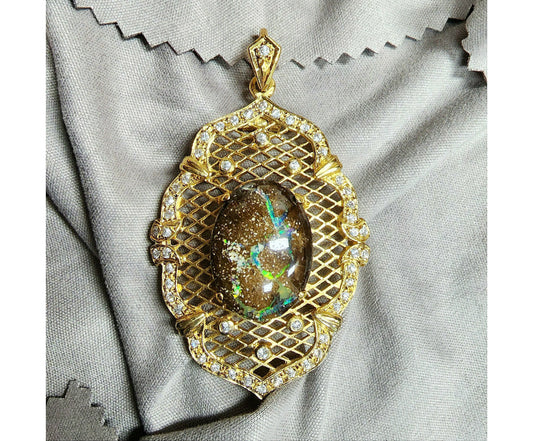 10052.0 - Sterling sølv gullbelagt kombinasjonsvimpel eller brosje 60 x 35 mm sett med 21 x 15 mm One Australian Boulder Opal og CZ