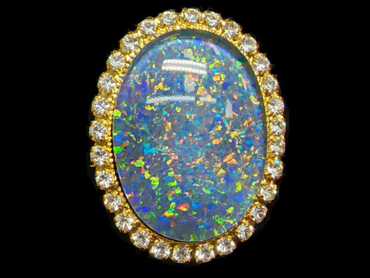53662.0 - Gullbelagt brosje sett med rhinestones som omgir en 25 x 18 mm Oval Cut Opal Triplett laget med naturlig australsk hvit opal