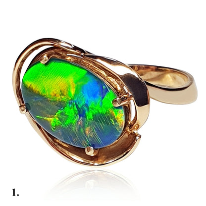 04749.0 - 14 Kt gult gullringsett med en 13 x 8 mm (0,51x0,32 tommer) australsk opaltriplett Totalvekt er omtrent 3,8 gr (19 cts)