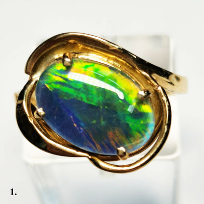 04749.0 - 14 Kt gult gullringsett med en 13 x 8 mm (0,51x0,32 tommer) australsk opaltriplett Totalvekt er omtrent 3,8 gr (19 cts)