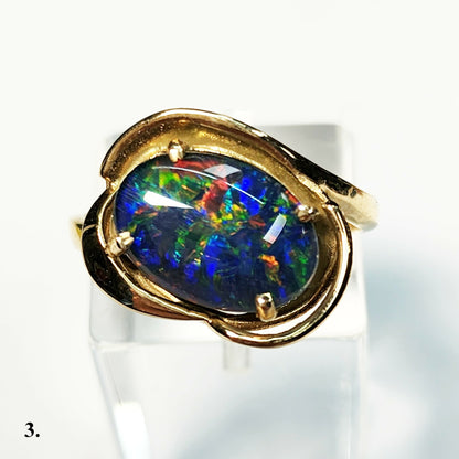 04749.0 - 14 Kt gult gullringsett med en 13 x 8 mm (0,51x0,32 tommer) australsk opaltriplett Totalvekt er omtrent 3,8 gr (19 cts)