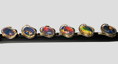 04749.0 - 14 Kt gult gullringsett med en 13 x 8 mm (0,51x0,32 tommer) australsk opaltriplett Totalvekt er omtrent 3,8 gr (19 cts)