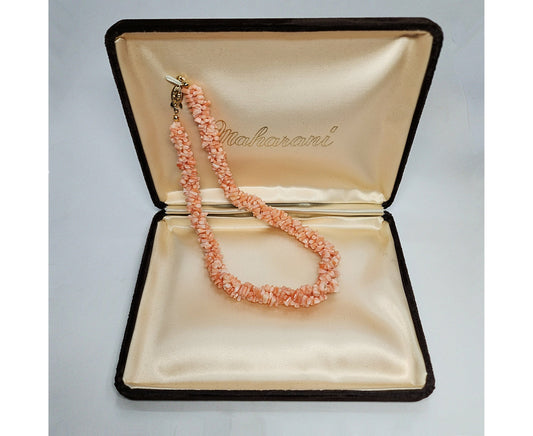 06725.0 - Ekte ubehandlet 3-strengs kortgrenet naturlig korallchoker i hvit korall eller veldig lys rosa eller rosa korall fra Taiwan på 1980-tallet