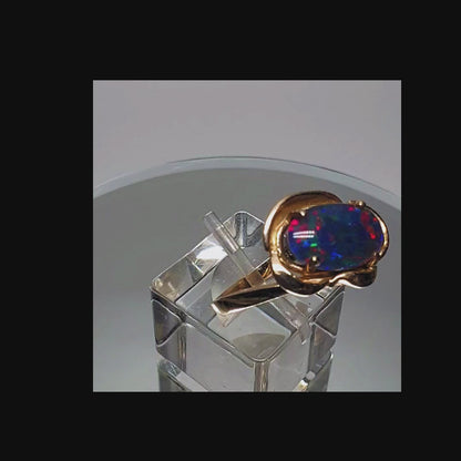 04749.0 - 14 Kt gult gullringsett med en 13 x 8 mm (0,51x0,32 tommer) australsk opaltriplett Totalvekt er omtrent 3,8 gr (19 cts)